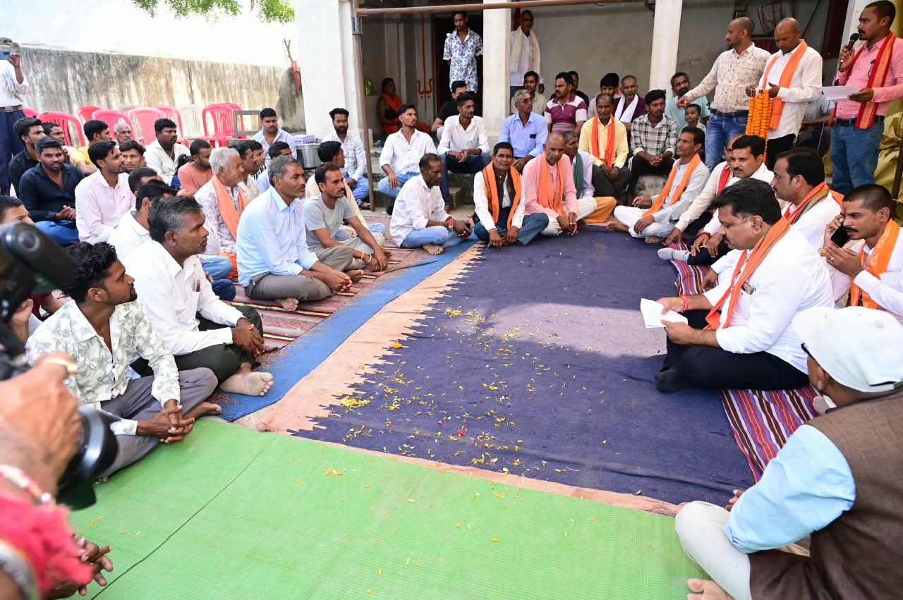 उपमुख्यमंत्री विजय शर्मा ने ग्राम लोहझरी में ग्रामीणों के बीच बैठकर किया सीधा संवाद’…