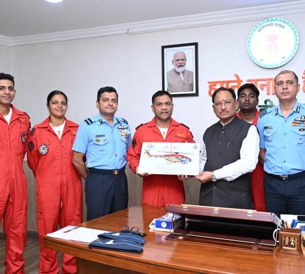 मुख्यमंत्री विष्णु देव साय से भारतीय वायु सेना की सारंग हेलीकॉप्टर डिस्प्ले टीम ने की सौजन्य मुलाकात…