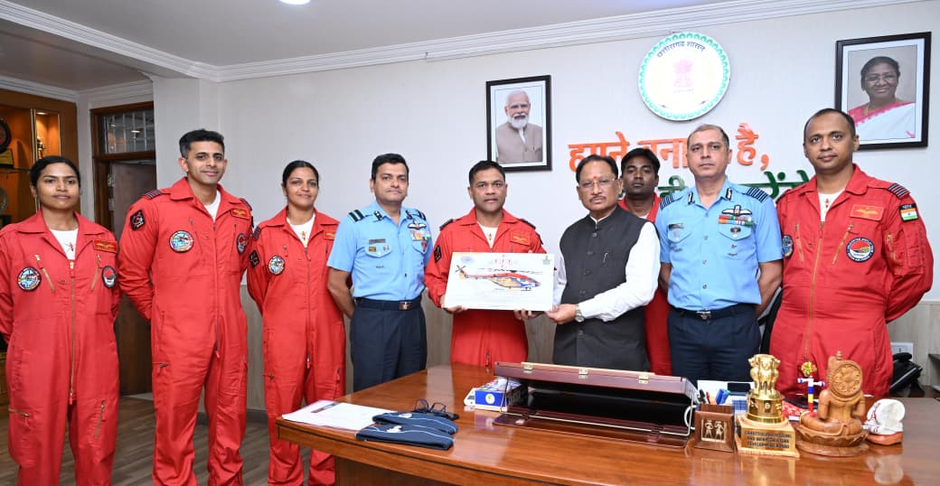 मुख्यमंत्री विष्णु देव साय से भारतीय वायु सेना की सारंग हेलीकॉप्टर डिस्प्ले टीम ने की सौजन्य मुलाकात…